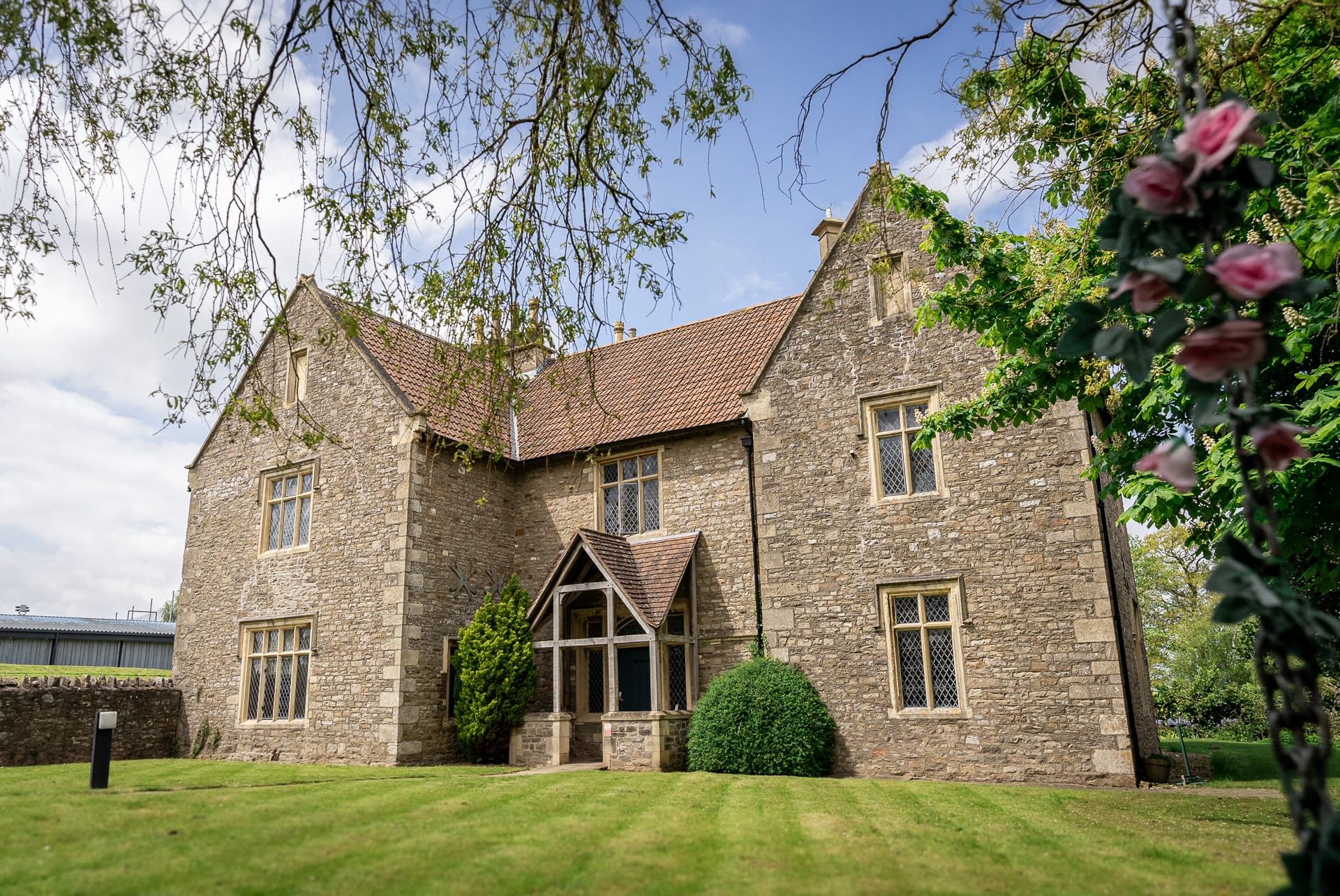 lodge building overlooking lawn at thornbury golf & lodge
