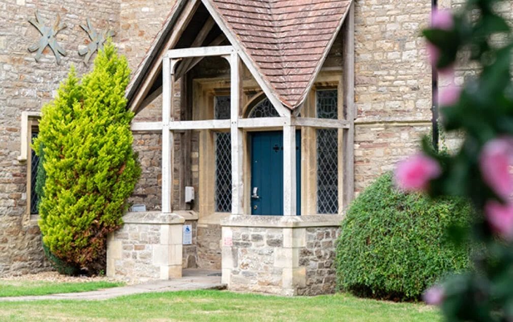 entrance door at thornbury to lodge hotel in bristol